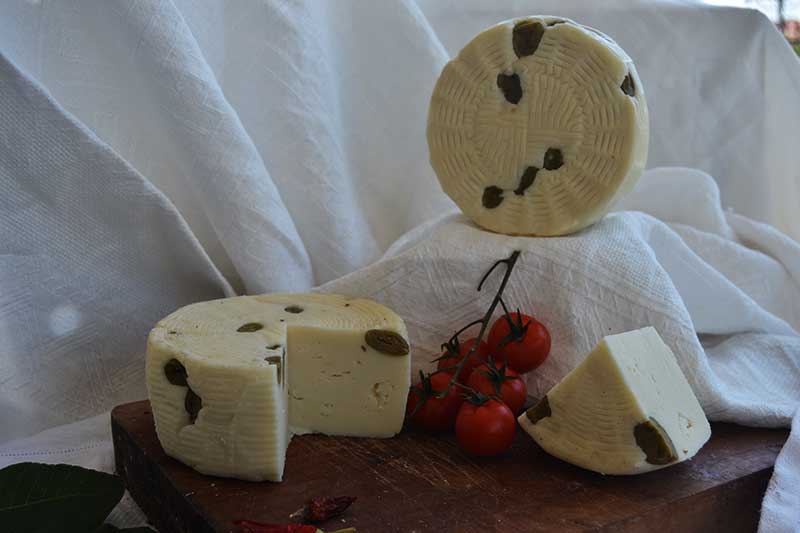 pecorino fresco con olive